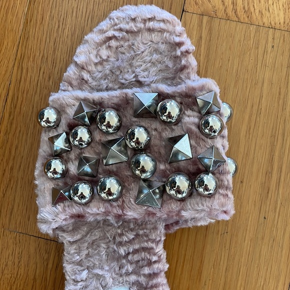 Steve Madden fur sandals with bolt design. - Picture 2 of 2